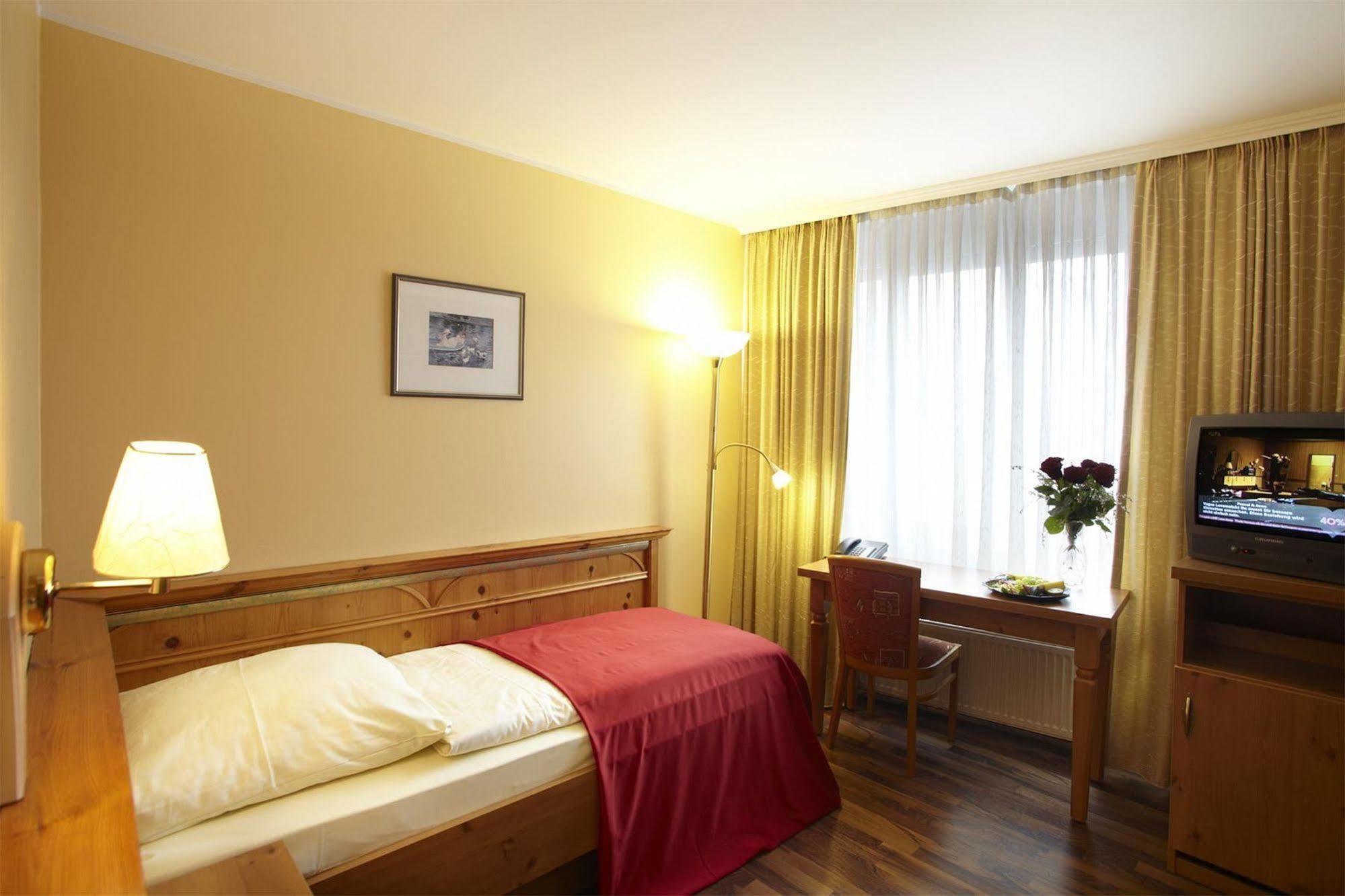 Hotel Gasthof Zur Post Munich Room photo